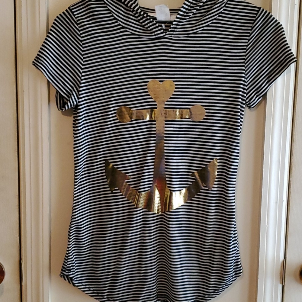 Short sleeve hooded shirt